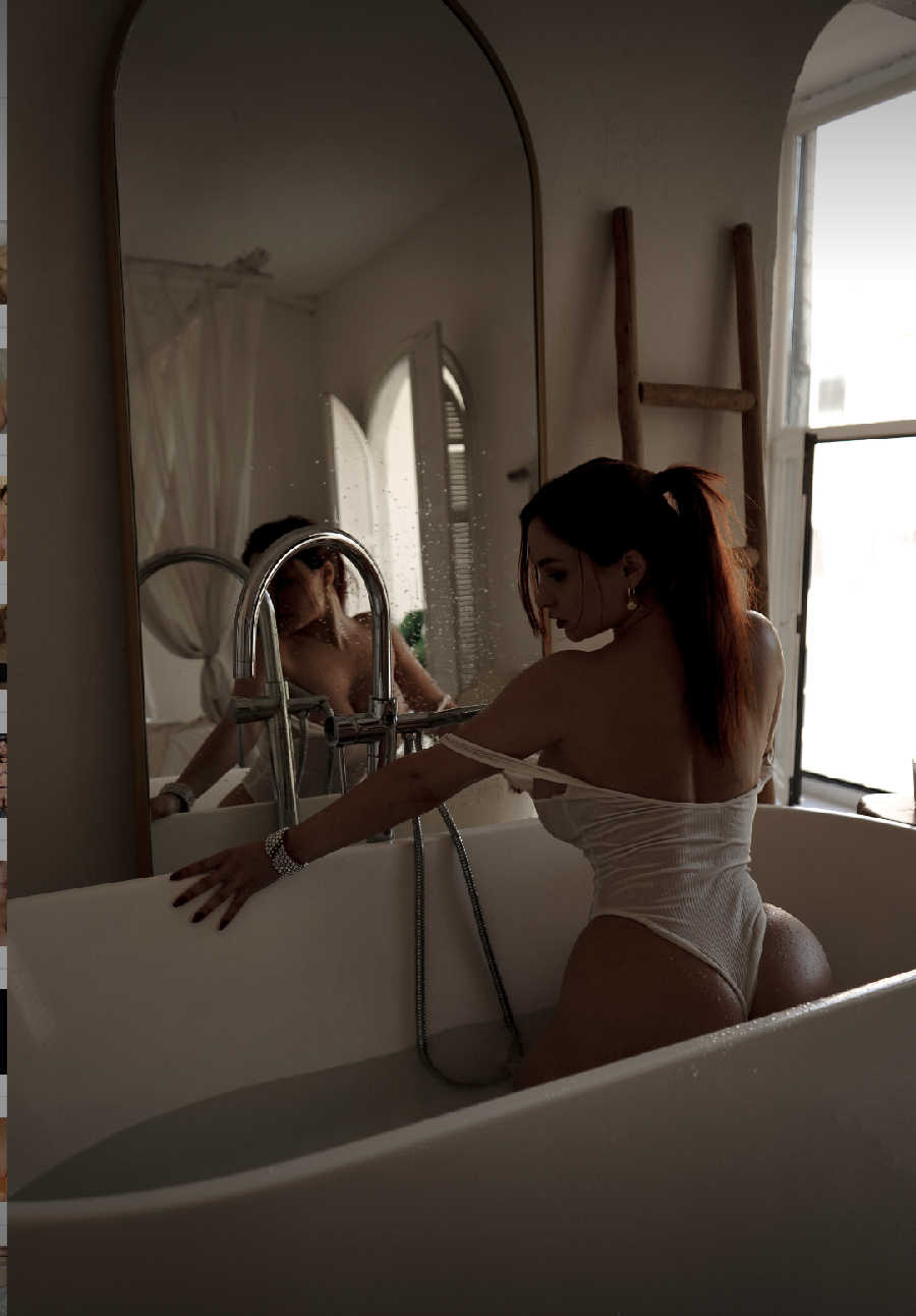 A playful frame from Miranda Faith nude — online in Bekasi