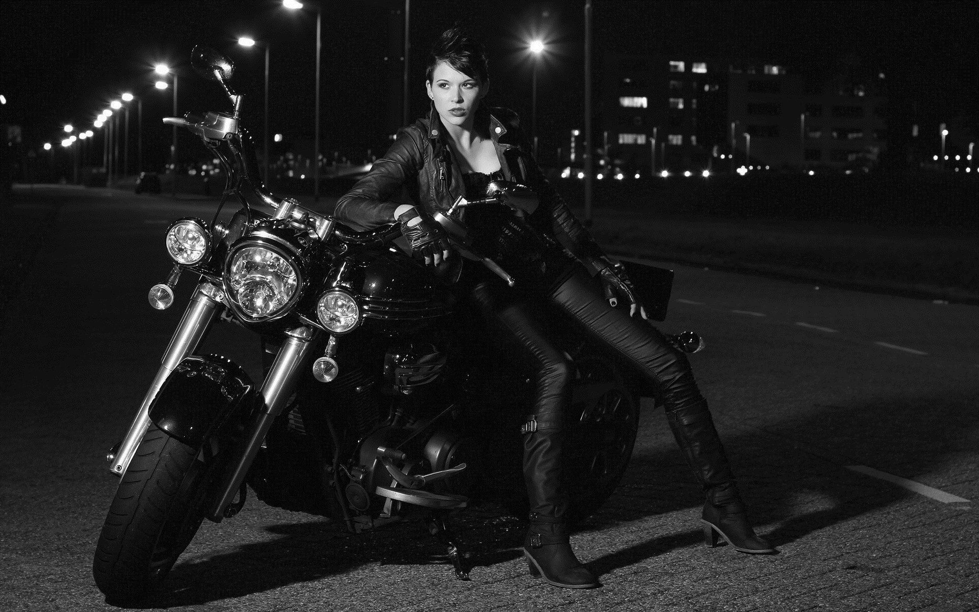 Photo Beautiful girls and motorcycles in Bekasi